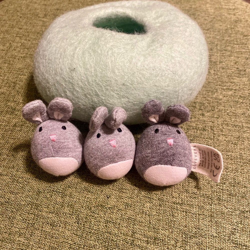 Lovevery Bunnies In A Felt Burrow Babbler Kit 13-15 Months Montessori 3 Rabbits